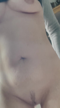 Edepsiz orta yaşlı seksi kadından küçük striptiz