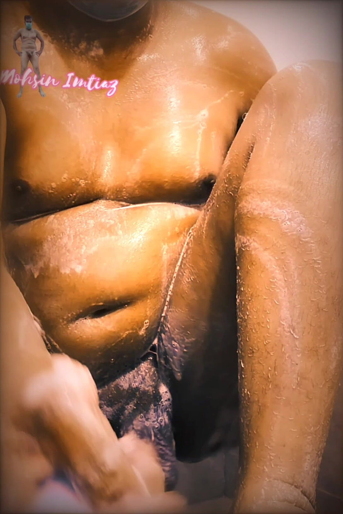 Imtiaz: Enquanto tomava banho, eu limpei o cabelo do meu pau