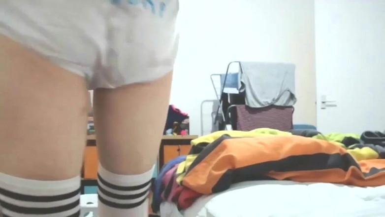 Gay Scottish twink Sammy Andrews: Sammy Andrews se vystříká na kalhotky a pak je nosí