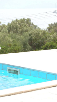 Dușuri aurii lesbiene în și lângă piscină
