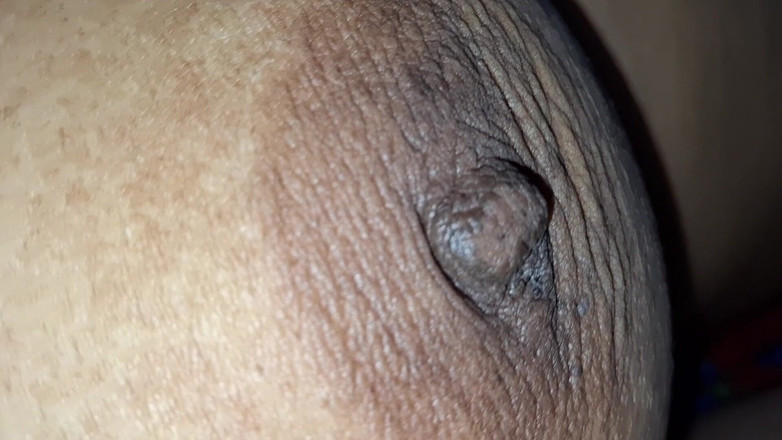 horneySonu: Sonu kouření a výstřik na prsa