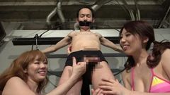 비키니를 입은 거유 소녀들은 핸잡과 크루럴 섹스를 하는 남자를 괴롭히고 거부합니다.