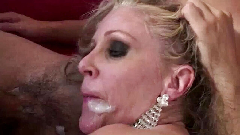 Julia Ann: Julia Ann का आधिकारिक वीर्य निकालना संकलन!