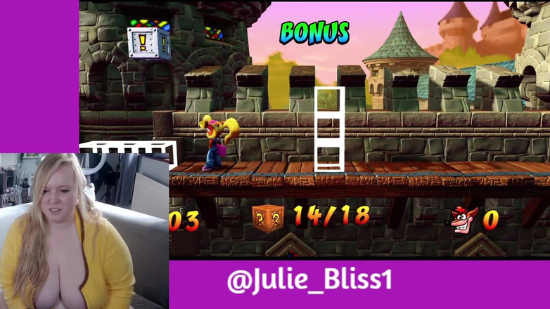 Julie Bliss: Fată pasionată de jocuri - Crash Bandicoot 3