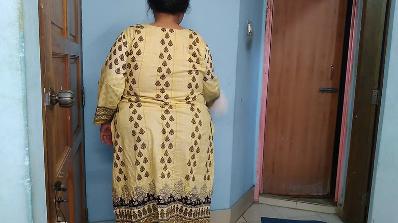 Aria Mia: भारतीय सौतेली मम्मी की घर की सफाई करते हुए चुदाई