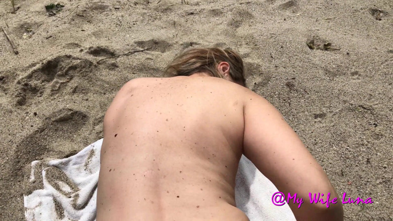 My Wife Luna: Luna gets tan at the beach