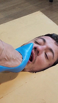 Perdedor debaixo da caixa de rosto é ignorada adorando a deusa Kiffa dirty salto alto Stilettos and Soles - Stilettos - Foot Worship