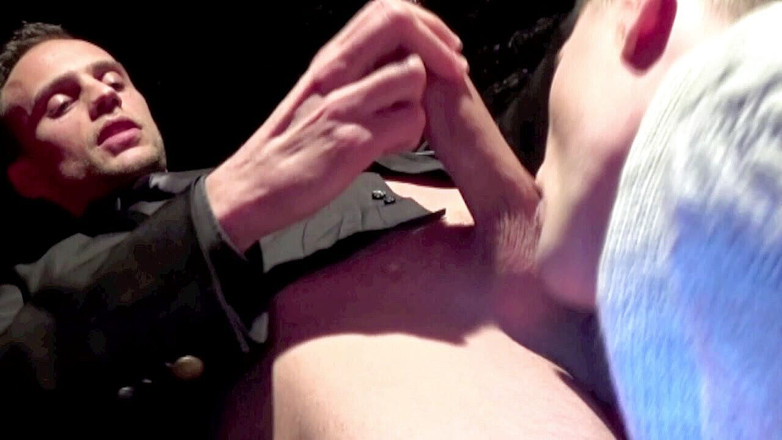 Crunch Boy: Dos adorables gemelos franceses de 20 años follando en la trastienda...