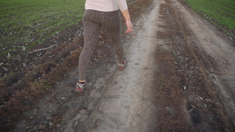 Teasecombo 4K: Adore mon cul de MILF qui marche dans un legging...