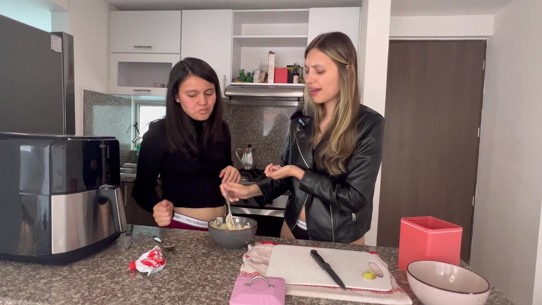 scarlettandc: 我们准备奶油草莓并玩得开心