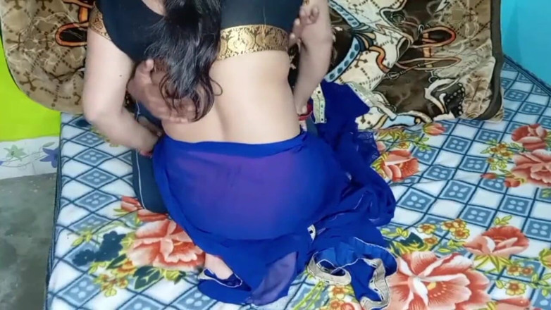 Manjushukla: Świeżo seksowny Bhabhi w niebieskim kolorze Sari.