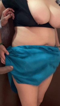Sexy indický chlap má poprvé sex s macechou svého kamaráda, když je sama doma