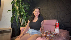 Jenifer Play: डोनट्स में मेरे प्रेमी के सह को निगलना