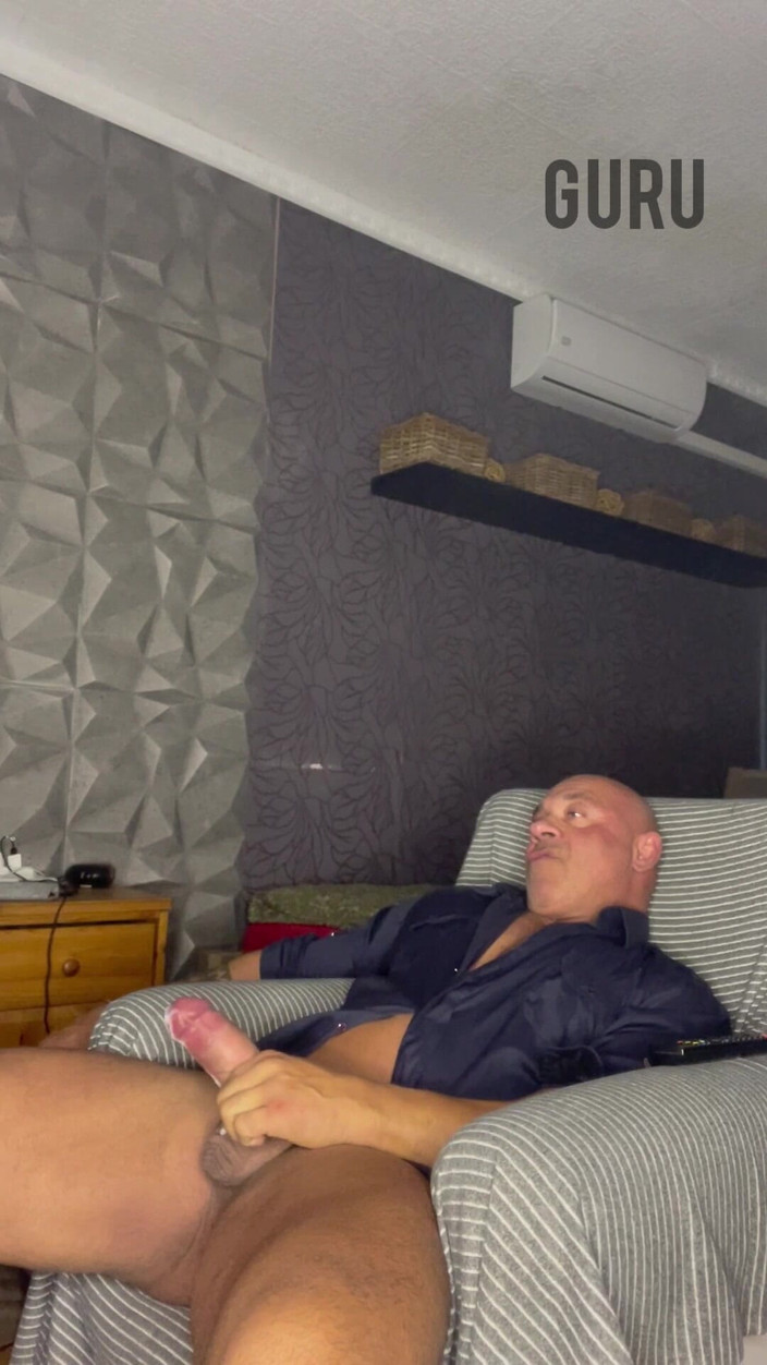 Mr. Guru: Wank Solo doma Líbí se mi toto tričko