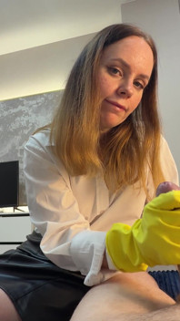La moglie di JOI con i guanti gialli per la pulizia