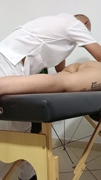 핫한 촛불과 기름으로 마사지