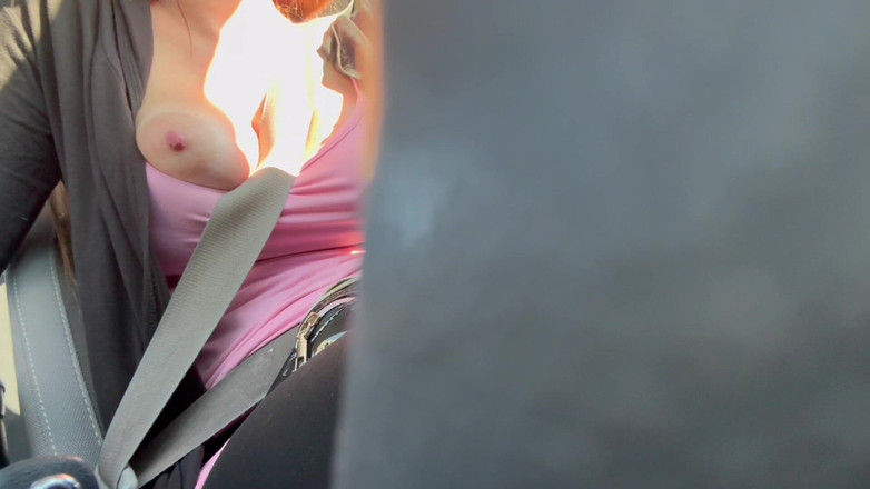 Artemisia Love: MILF Itali bertetek besar menunggang kereta berkelip puting keras miang...