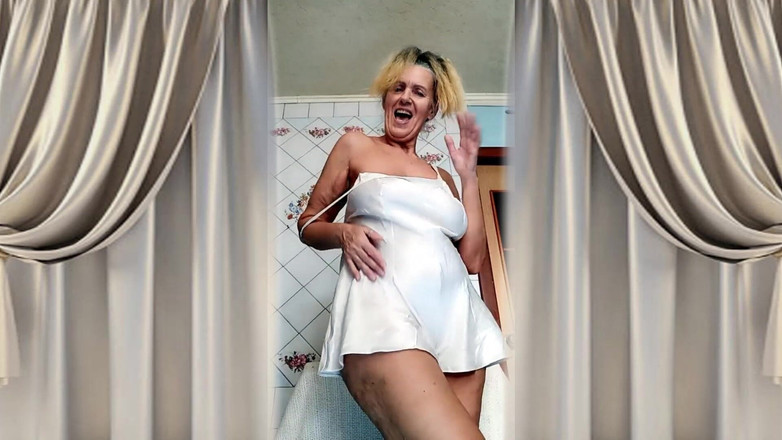 Lukerya: Suri rumah panas Lukerya di rumah di dapur dalam pakaian...