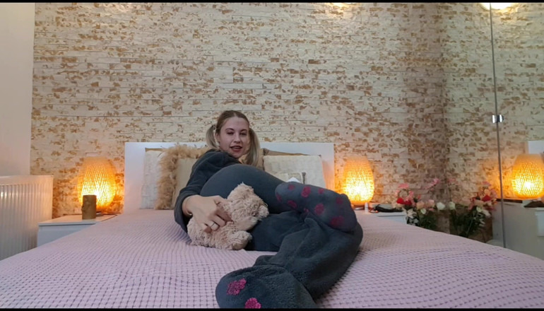 Erotic Tanya: Sorellastra - cam mentre scoreggia