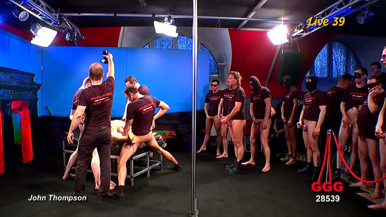 Pornstars fucking XXX: Harte Gangbang-action: Pornostar Von Fünf Männern Durchgefickt Und Vollgespritzt