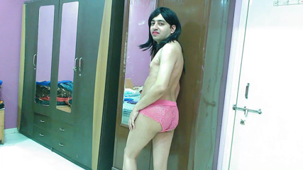 Cute & Nude Crossdresser: Il travestito femminuccia carina e nuda femboy sweet si masturba...