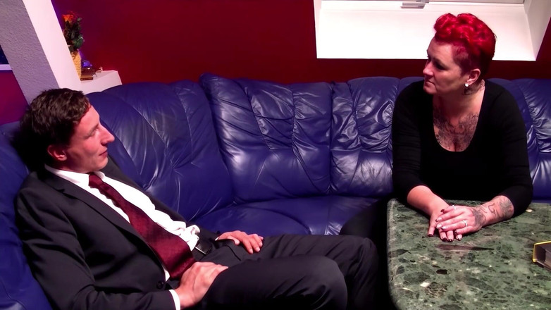 MUSCHI PORNOS: Madura ruiva milf mais de 50 foda selvagem no sofá