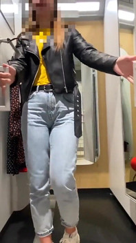La ragazza ha elaborato l'acquisto proprio nello spogliatoio