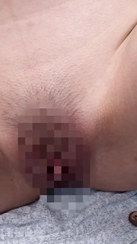 一个美丽、天真、娇小的女孩谎称生病了，错过了与老师在一起的课堂。