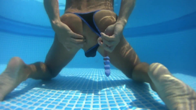 Latex Toys: Crot di kolam renang 2