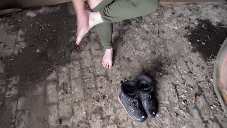 Bouncy Tits Action: Гола в сараї, поки йде сніг