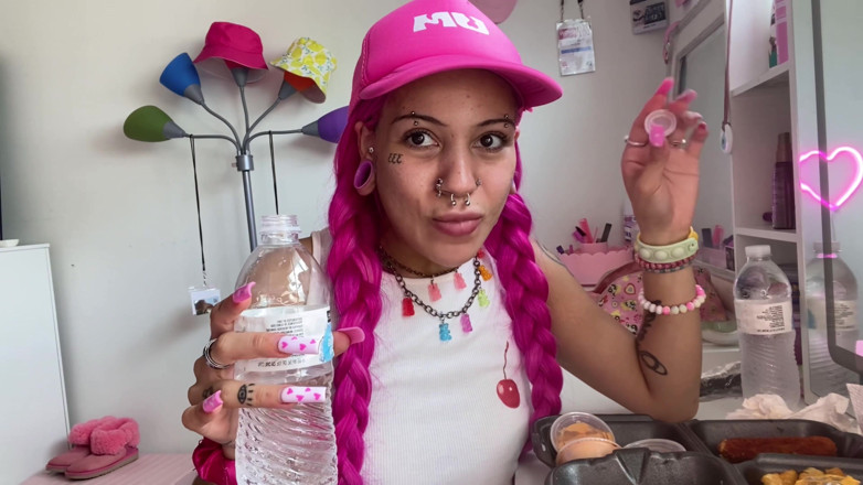 Nali Marie: Baharatlı yemek mukbang aşırı yemek yiyen yüzünü tıkayan minyon kız...