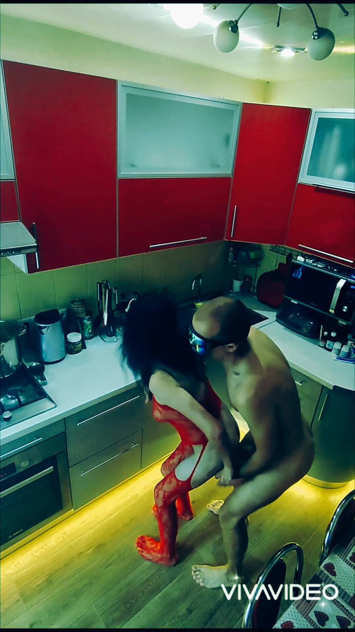 Hotlia: Bella moglie snella in tuta erotica scopata in cucina in...