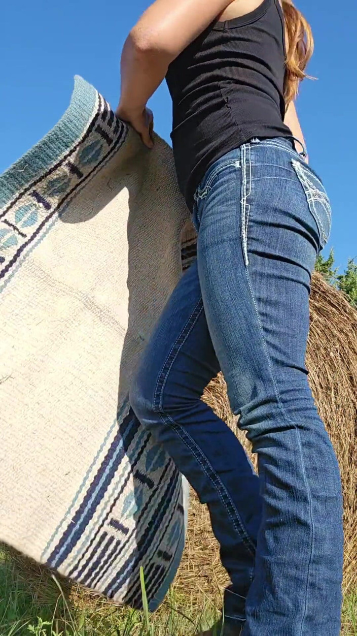 NaughtyRedFarmgirl: Roodharige maalt voeten spuitend en neukt kont