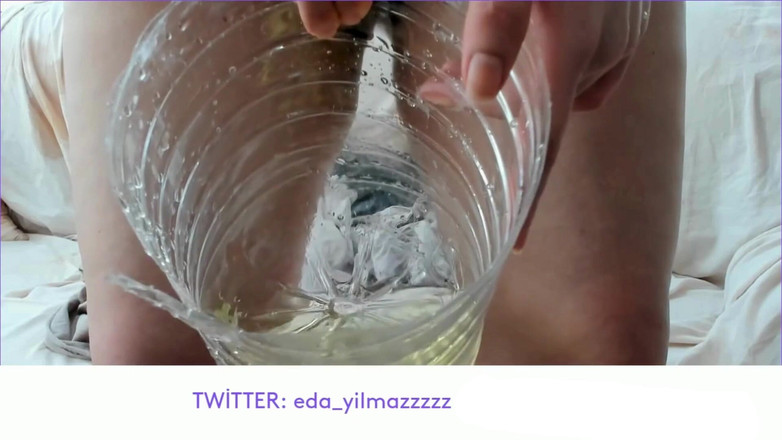 turk_milf_porno: Čůrání - otevřete ústa - naplňte to všechno do pusy - moč - turecká MILFka -...