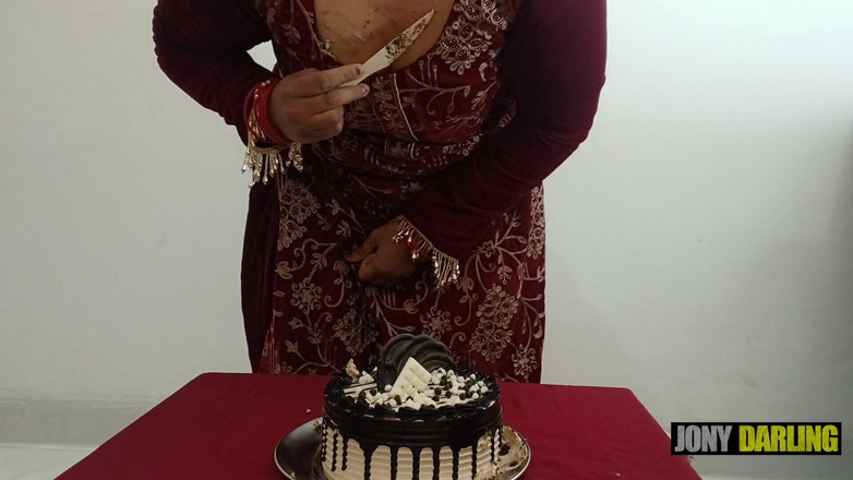 Jony Darling: Святкування 100 тис. підписників Джоні трахає Дарлінг дуже жорстко, одягає її salwaar