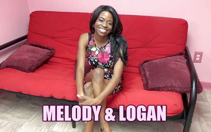 ChickPass Amateurs: Melody Cummings está dando a Logan um boquete