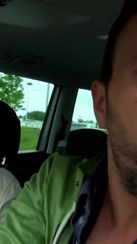 Bonny Devil gosta de chupar e foder pau enorme no carro