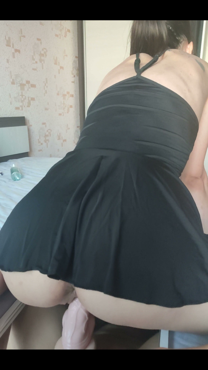 LeilaBeat: Ik berijd de dildo bovenop en had een orgasme. de...