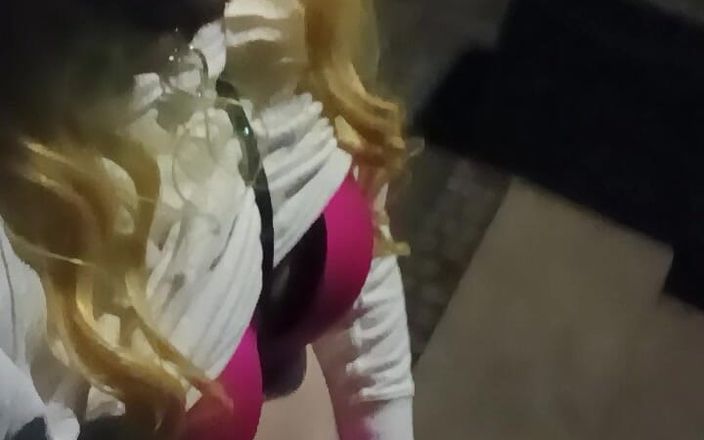 SissyschlampeVanessa: Sissy lập dị thủ dâm mạo hiểm trên đường phố nơi...