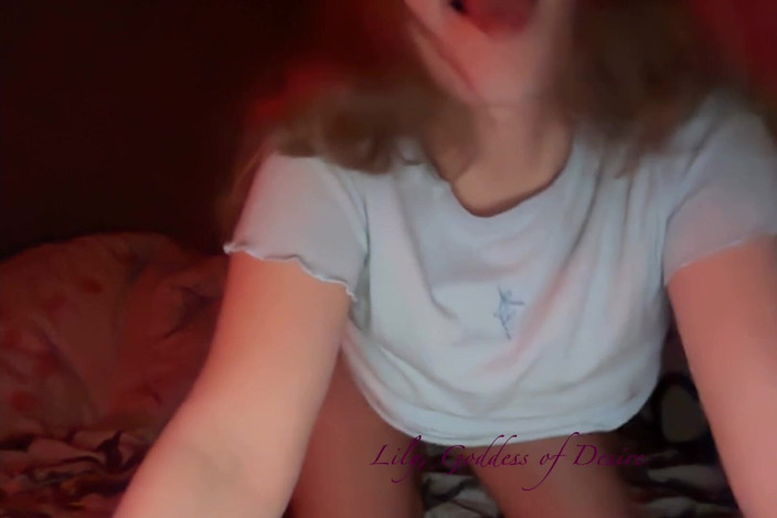 Lily, Goddess of Desire: Gadis seksi menggoda webcam