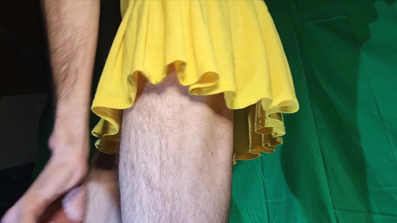 HeIsSooThin: 黄色いスカートの下に淡い黄色のTバック