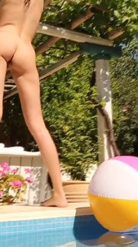 Diversão na piscina de verão
