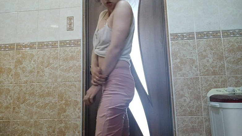 DirtyLubov: Pisse dans le pantalon