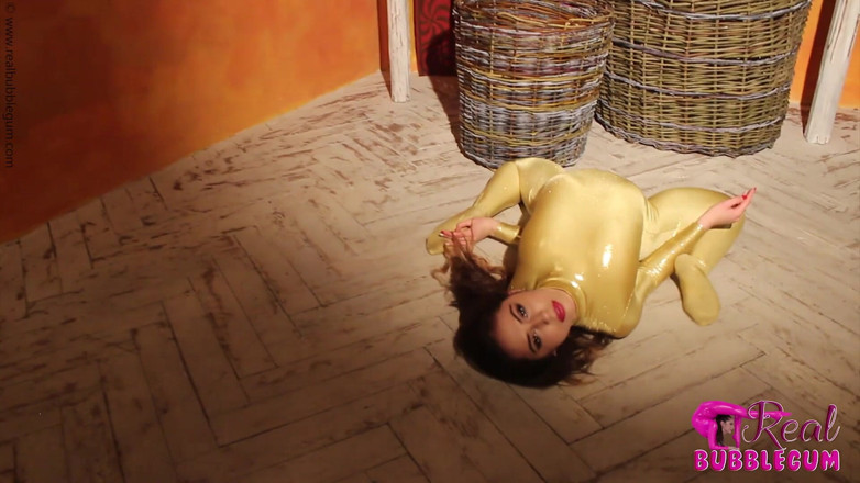 Fem Latex: Donna serpente nel cesto