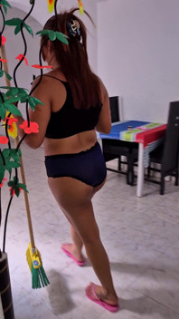 Ragazza Delle Pulizie Quasi Nuda Che Fa Le Pulizie
