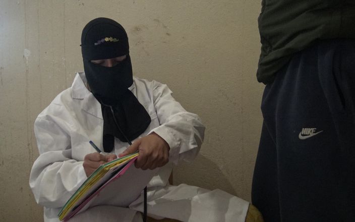 Souzan Halabi: Doctora musulmana traviesa hace una paja a uno de sus...