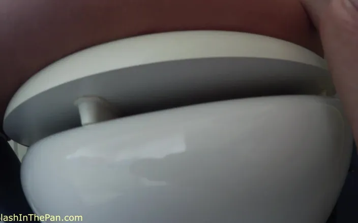 SophiaSmithUK: Sophia vymačká zoufalou mrdku v ensuite