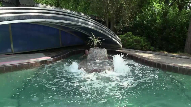 Radical Lesbian: Gadis lesbian berhubungan seks di kolam renang.