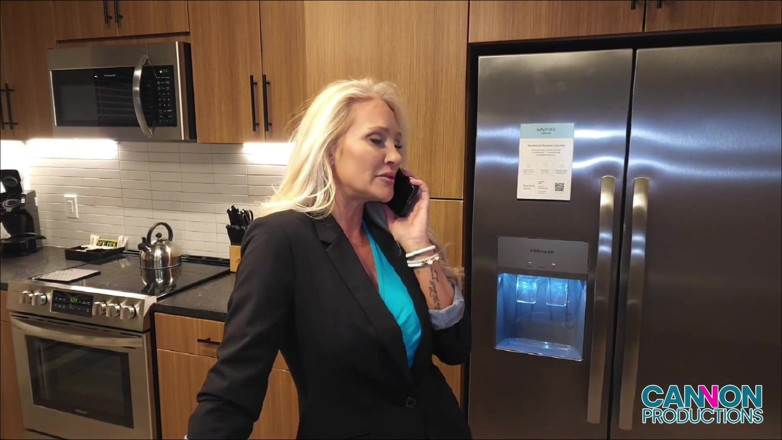 Cannon Productions: La sexy miLF immobiliare alexis malone seduce il cliente con...