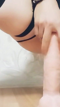 카메라 앞에서 딜도를 타는 트랩